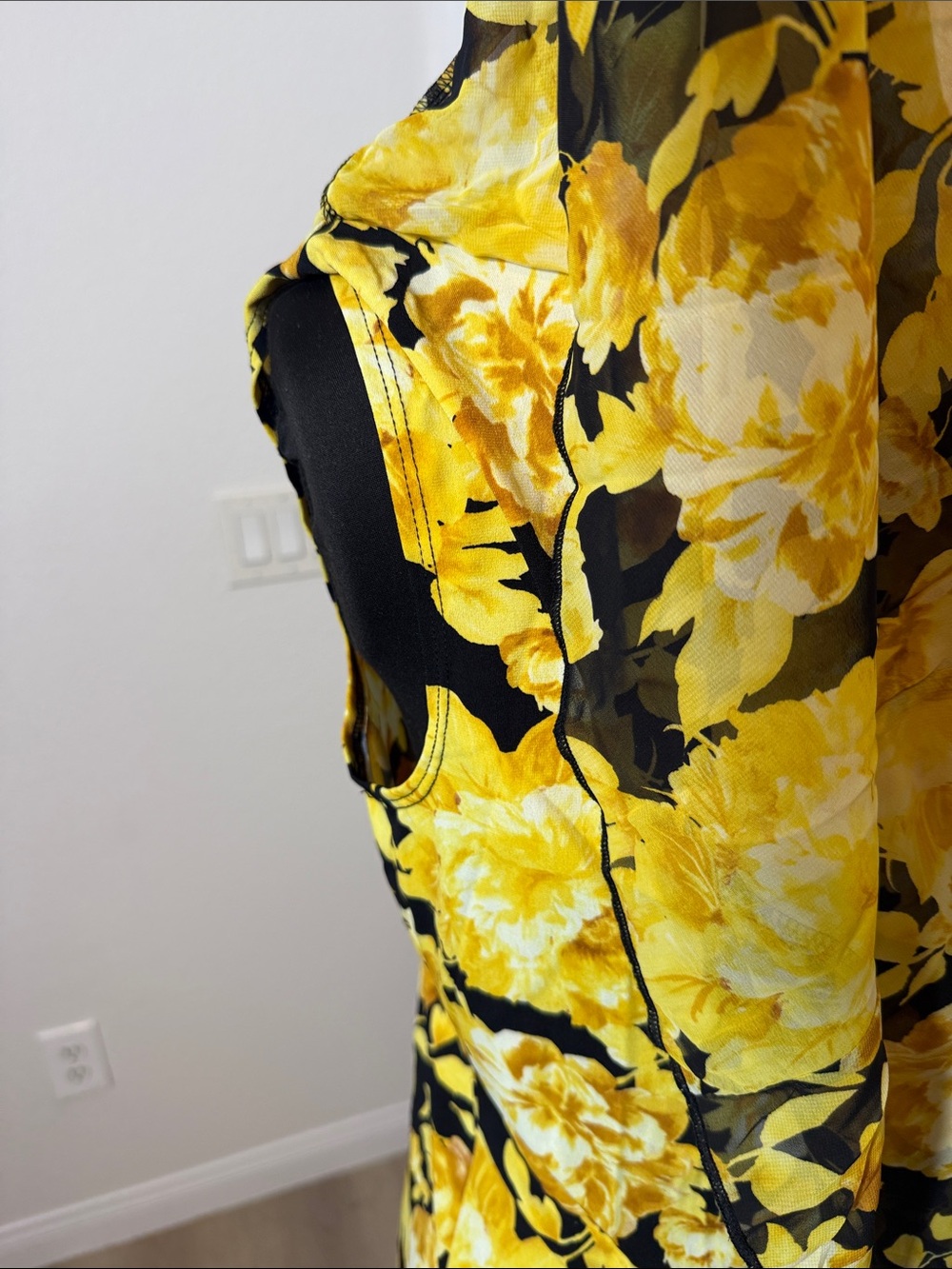 Adele & May Floral Tunic in Yellow & Black Size Large Like New - Picture 5 of 6